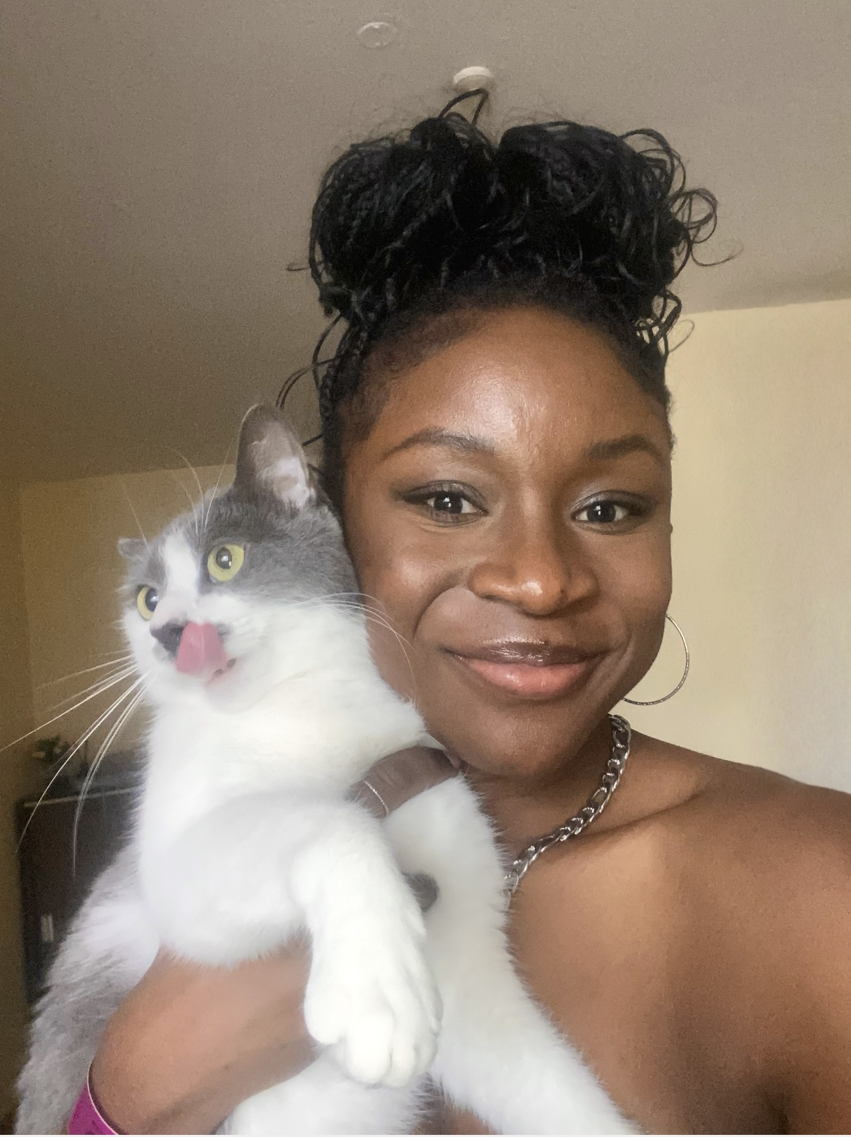 Steffany Oludo with her cat Muffin